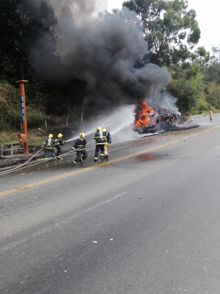 Terrible accidente en la vía al Llano dejó un muerto El aparatoso accidente de tránsito que se registró la mañana de este miércoles en la vía al Llano, dejó como saldo una víctima mortal. Se trataba del conductor del camión que protagonizó el accidente y el cual se incendió.
