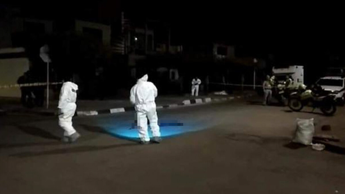 Terrible hallazgo: encuentran cuerpo enterrado en Rafael Uribe Cuando iniciaron a cavar levemente para comenzar a plantar, se encontraron con un extraño paquete que estaba enterrado a poca profundidad.