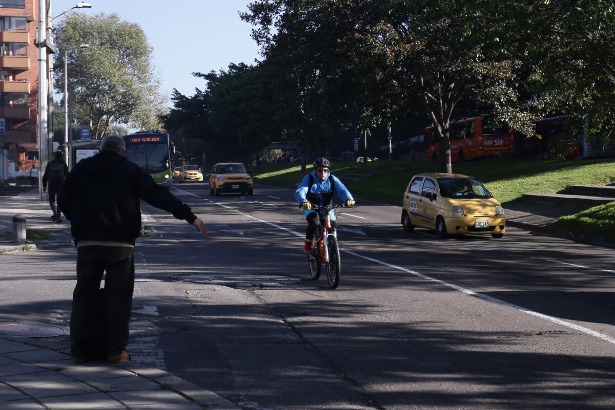 Todo listo para el Día sin carro y moto Mañana se llevará a cabo una nueva edición del Día sin Carro y sin Moto, y en el que se sumarán para esta ocasión los municipios vecinos de Chía y Mosquera. La jornada, que hace parte de las actividades programadas en el marco de la celebración de ‘La semana de la bici’, comenzará a las 5:00 a.m. e irá hasta las 9:00 p.m., y además de ayudar a reducir las emisiones de dióxido de carbono (CO2), se busca incentivar el uso de medios de transporte más amigables con el medio ambiente. “Nuestro cálculo es que vamos a reducir en 57% las emisiones CO2 equivalentes, las que causan el cambio climático, y se van a reducir en 43% las emisiones de material particulado, las que más afectan nuestra salud”, indicó Carolina Urrutia, secretaria de Ambiente.&nbsp;
