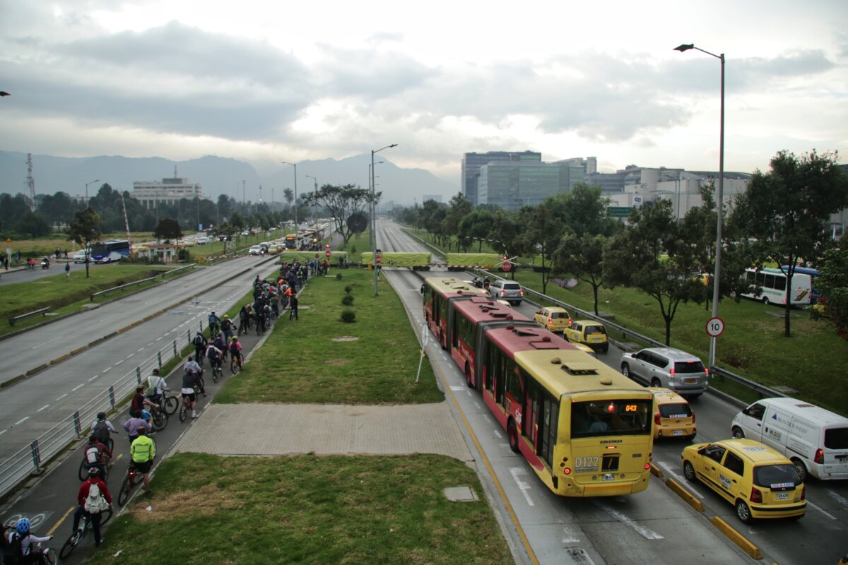Todo listo para el Día sin carro y moto Mañana se llevará a cabo una nueva edición del Día sin Carro y sin Moto, y en el que se sumarán para esta ocasión los municipios vecinos de Chía y Mosquera. La jornada, que hace parte de las actividades programadas en el marco de la celebración de ‘La semana de la bici’, comenzará a las 5:00 a.m. e irá hasta las 9:00 p.m., y además de ayudar a reducir las emisiones de dióxido de carbono (CO2), se busca incentivar el uso de medios de transporte más amigables con el medio ambiente. “Nuestro cálculo es que vamos a reducir en 57% las emisiones CO2 equivalentes, las que causan el cambio climático, y se van a reducir en 43% las emisiones de material particulado, las que más afectan nuestra salud”, indicó Carolina Urrutia, secretaria de Ambiente.&nbsp;