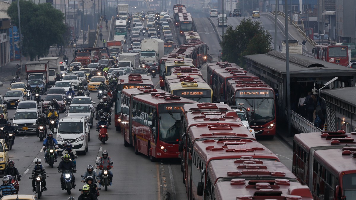 Todo listo para el Día sin carro y moto Mañana se llevará a cabo una nueva edición del Día sin Carro y sin Moto, y en el que se sumarán para esta ocasión los municipios vecinos de Chía y Mosquera. La jornada, que hace parte de las actividades programadas en el marco de la celebración de ‘La semana de la bici’, comenzará a las 5:00 a.m. e irá hasta las 9:00 p.m., y además de ayudar a reducir las emisiones de dióxido de carbono (CO2), se busca incentivar el uso de medios de transporte más amigables con el medio ambiente. “Nuestro cálculo es que vamos a reducir en 57% las emisiones CO2 equivalentes, las que causan el cambio climático, y se van a reducir en 43% las emisiones de material particulado, las que más afectan nuestra salud”, indicó Carolina Urrutia, secretaria de Ambiente.&nbsp;