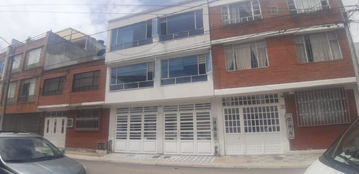 Torturan y asesinan a yerbatero en su casa En la plaza de Paloquemao ayer extrañaron la llegada puntual del yerbatero Julio César Rodríguez, querido hombre de 54 años. Julio no madrugó a comprar las yerbas con las que surtía su famosa tienda de medicina artesanal ubicada en el corazón del barrio conocido como Corkidi en Puente Aranda.