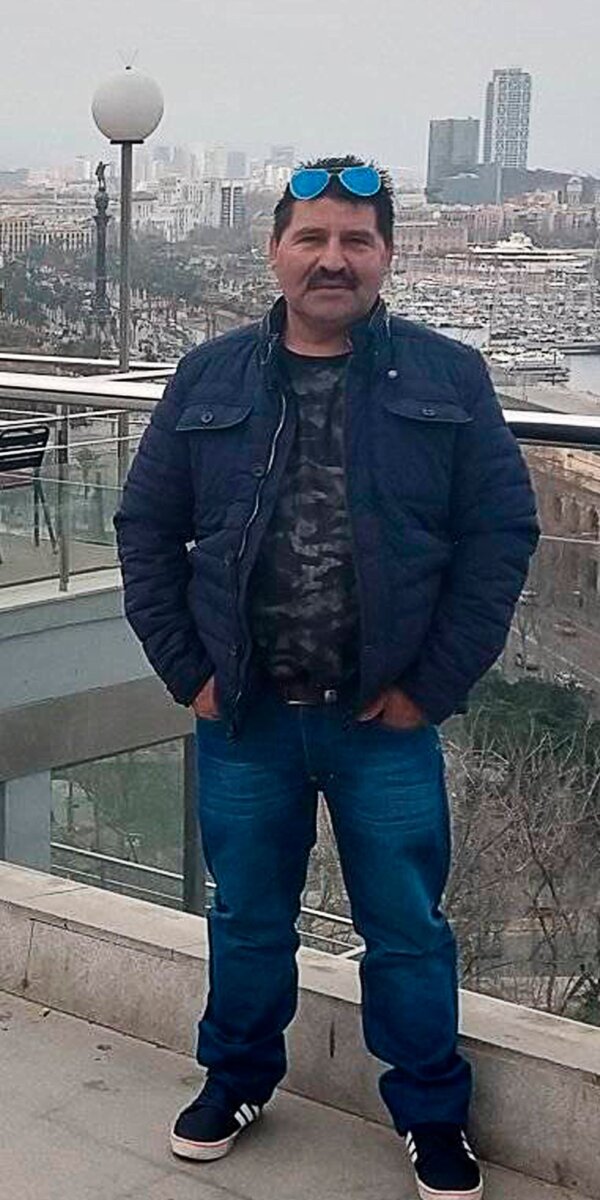 Torturan y asesinan a yerbatero en su casa En la plaza de Paloquemao ayer extrañaron la llegada puntual del yerbatero Julio César Rodríguez, querido hombre de 54 años. Julio no madrugó a comprar las yerbas con las que surtía su famosa tienda de medicina artesanal ubicada en el corazón del barrio conocido como Corkidi en Puente Aranda.