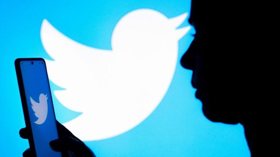 Pille el nuevo lanzamiento de Twitter este lunes 1 Pille el nuevo lanzamiento de Twitter este lunes La red social Twitter ha anunciado que lanzará este lunes un nuevo sistema de suscripción que incluye un sistema de verificación con la conocida insignia azul, después de varios aplazamientos por parte de Elon Musk, dueño desde octubre de la compañía.