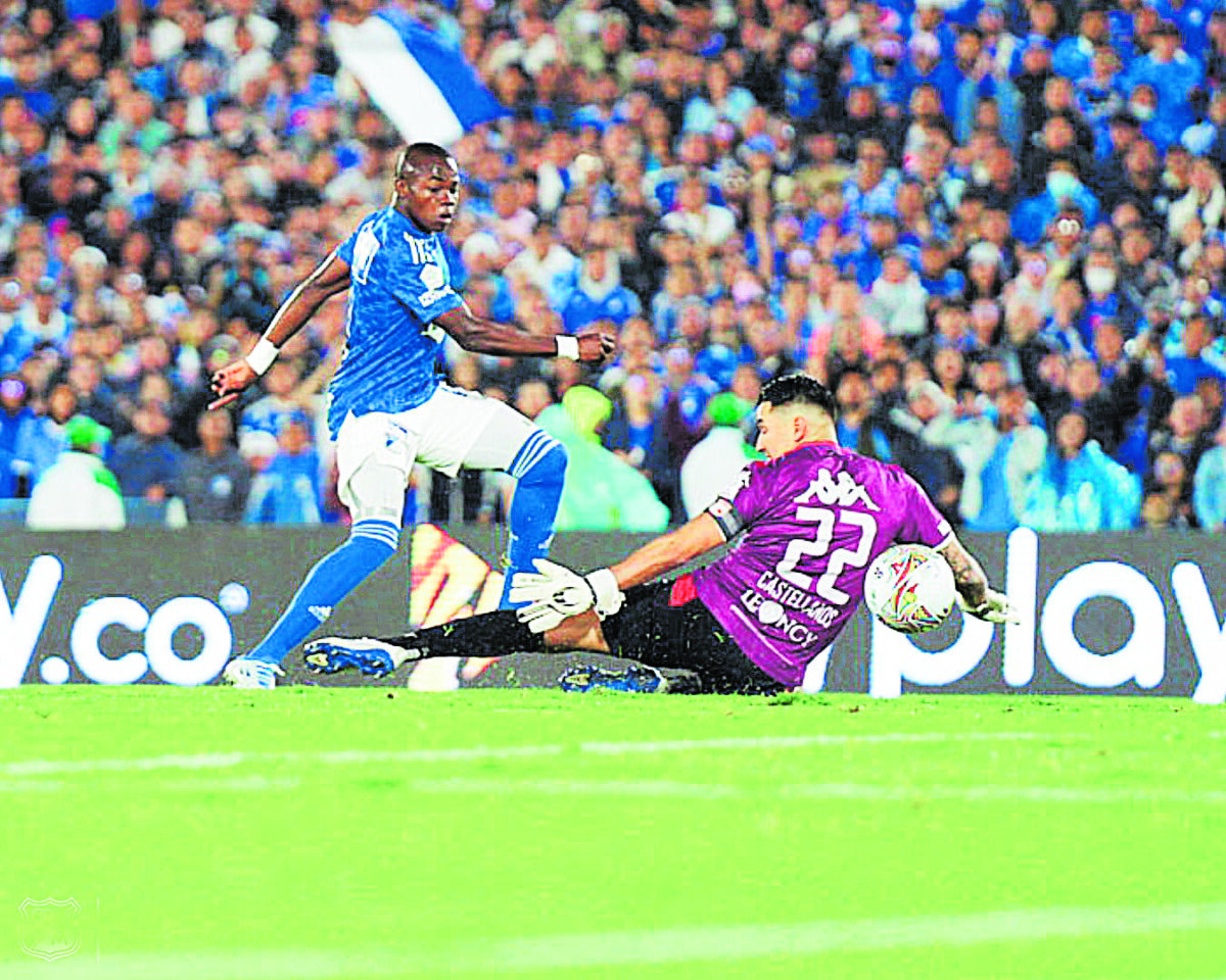 Millonarios ganó el clásico y no suelta el liderato de la Liga 1 Millonarios ganó el clásico y no suelta el liderato de la Liga Millonarios no cree en nadie en esta Liga. Este sábado, en el estadio El Campín, el equipo dirigido por Alberto Gamero venció 2-0 a Santa Fe y sigue manteniendo su paternidad en el Clásico capitalino. Como si fuera poco, se mantiene invicto y líder de la Liga.