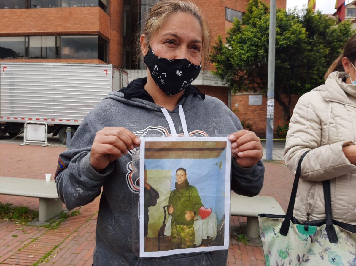 Un año sin justicia en el caso del soldado encontrado muerto en el río Fucha Familiares del soldado Javier Sánchez, que fue encontrado sin vida en el río Fucha a la altura de la localidad de San Cristóbal hace un año, denunciaron en las últimas horas que hay demoras en la investigación para esclarecer los hechos y dar con los responsables de su muerte.