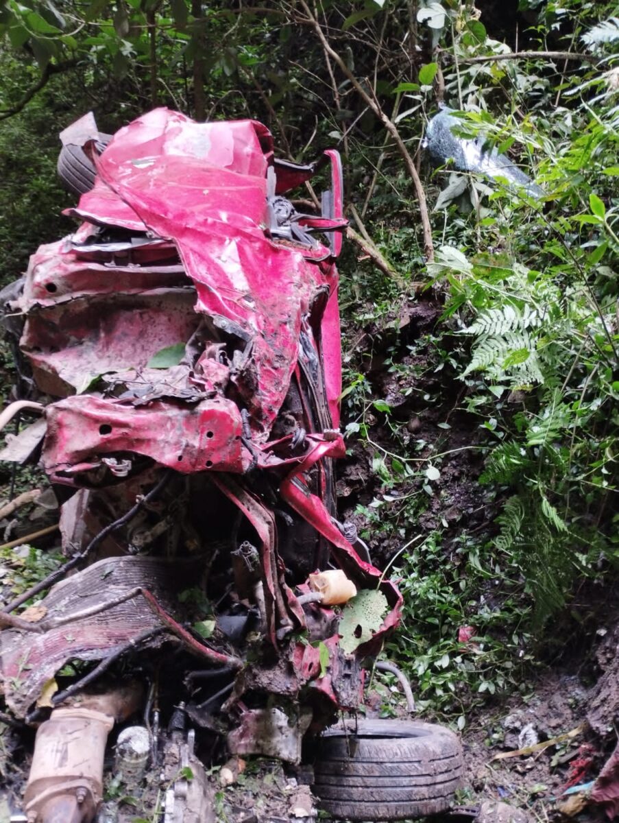 Aterrador: vehículo cayó del Salto del Tequendama, dos muertos 2 Aterrador: vehículo cayó del Salto del Tequendama, dos muertos Dos ocupantes de un vehículo fallecieron luego de que cayeran del Salto de Tequendama en la madrugada de este miércoles. Las autoridades investigan un posible suicidio.