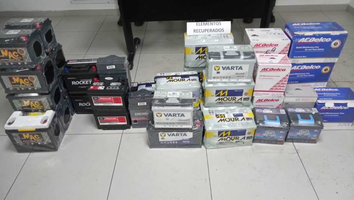 Capturan a pillos que robaron más de 20 millones en baterías de carros 2 Capturan a pillos que robaron más de 20 millones en baterías de carros Ambos pillos fueron trasladados a la URI de Usaquén y fueron dejados a disposición de la autoridades competentes.
