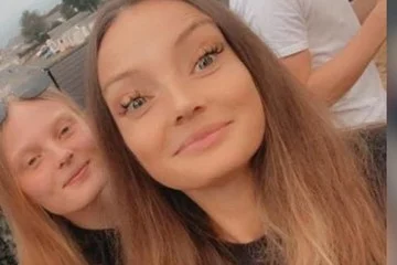 Mujer murió tras abrir sus regalos de cumpleaños Una mujer conocida como Hayley Thompson decidió celebrar su cumpleaños 36 con un viaje en familia, pero no se percató de que sería su última celebración, pues falleció luego de abrir sus regalos. El hecho ocurrió en el condado de Devon, Inglaterra.