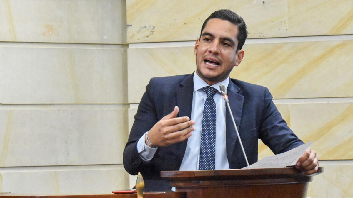 Procuraduría abre investigación contra senador Álex Flórez La procuraduría General de la Nación abrió investigación disciplinaria contra el senador Alex Flórez por el escándalo que provocó el pasado 2 de septiembre en un hotel de Cartagena, cuando insultó a policías y a personal del hotel porque no lo dejaron entrar con una mujer que no tenía identificación.