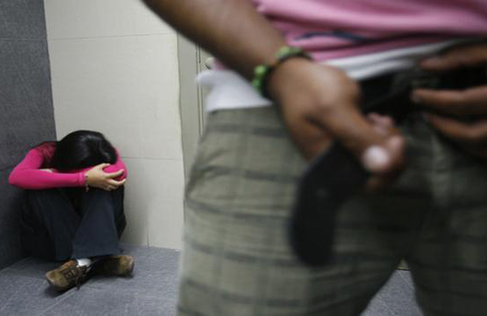 Hombre fue enviando a la 'cana' por abusar de su hijastra por tres años Un hombre fue enviado a prisión tras comprobarse que durante 3 años abusó sexualmente de su hijastra menor de edad.