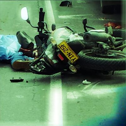 Imprudencia de Sitp le costó la vida a un motociclista Todo parece indicar que la imprudencia de un conductor de Sitp fue lo que causó esta tragedia que hoy enluta a una familia bogotana. La víctima iba movilizándose a la altura de la avenida 68 con calle 37 sur, cuando se cayó luego de que el bus lo cerrara.