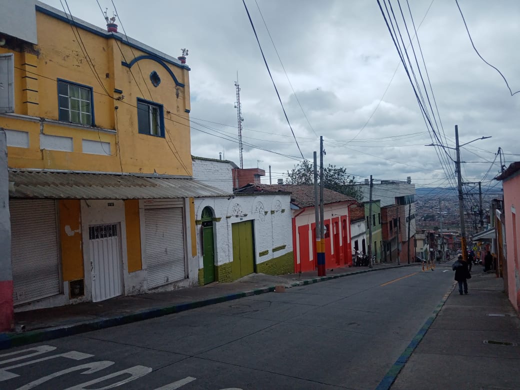Ataque fatal a puñal en La Candelaria La víctima, que falleció al poco tiempo, fue identificada como Pedro Alonso Robayo, de 44 años. Momentos antes del ataque el occiso fue visto departiendo con dos sujetos, sobre los que recaen las investigaciones por ser los principales sospechosos de haber ingresado al inmueble con el hombre.