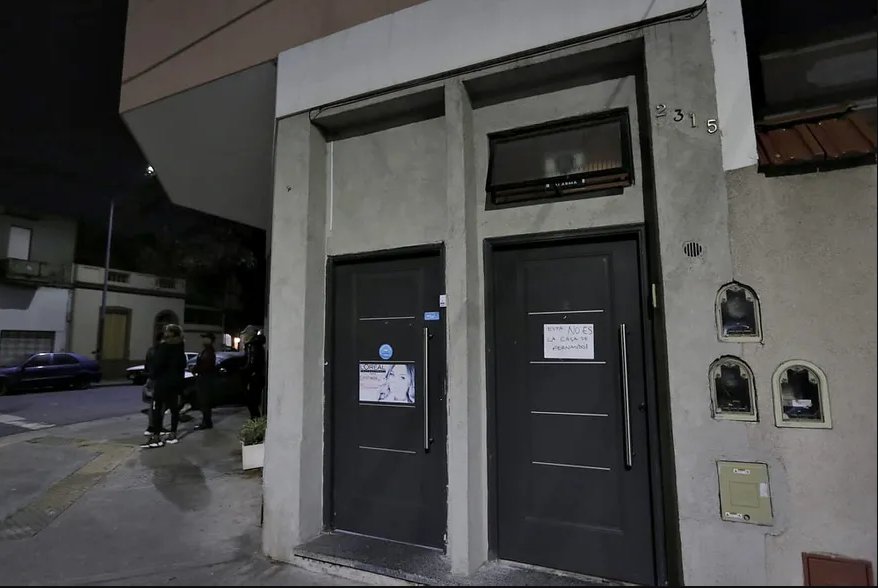 Policía de Argentina registra la casa del atacante de Cristina Fernández La Policía argentina ha registrado este viernes el domicilio del asaltante de la vicepresidenta Cristina Fernández de Kirchner, en el barrio porteño de La Paternal, del que han salido con "información escrita y grabada", según testigos.