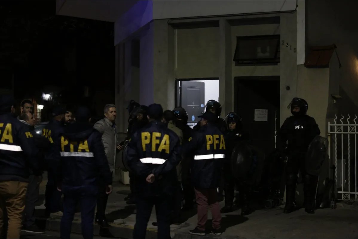Policía de Argentina registra la casa del atacante de Cristina Fernández La Policía argentina ha registrado este viernes el domicilio del asaltante de la vicepresidenta Cristina Fernández de Kirchner, en el barrio porteño de La Paternal, del que han salido con "información escrita y grabada", según testigos.