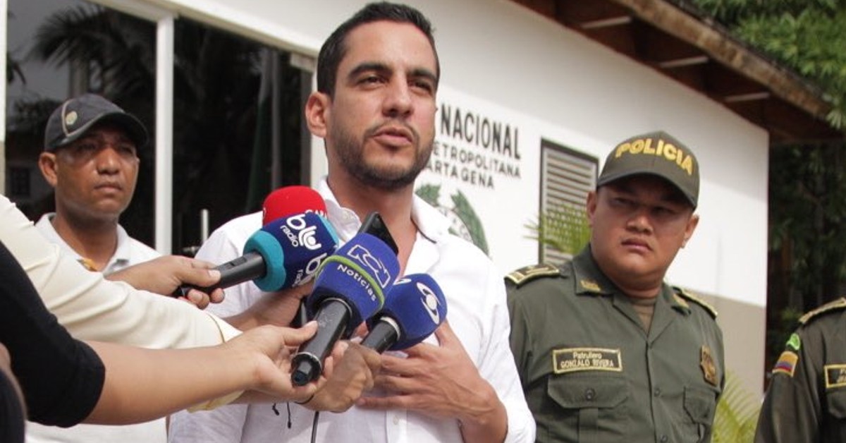 Álex Flórez insiste en que la mujer del hotel no era una dama de compañía El senador Álex Flórez no ha dejado de ser noticia desde la mañana del viernes, cuando se hizo viral el video en el que aparece protagonizando una bochornosa escena afuera de un hotel en Cartagena, en donde insultó a los policías que acudieron al llamado de los trabajadores del lugar, ya que el congresista se enfureció porque no le querían dejar entrar una mujer.