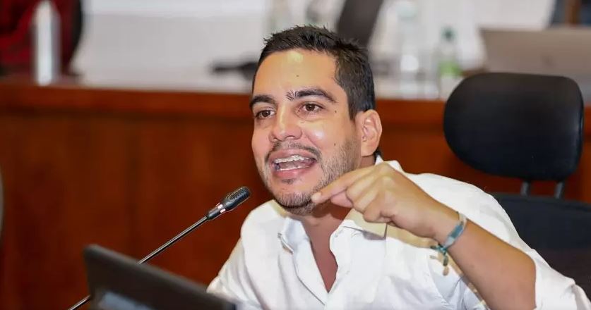 Tocó fondo: Senador Álex Flórez reconoció que tiene problemas con el licor 1 Tocó fondo: Senador Álex Flórez reconoció que tiene problemas con el licor Luego del bochornoso incidente que protagonizó en la madrugada del viernes en Cartagena, en donde insultó a un grupo de policías y a los recepcionistas del hotel Caribe que no le permitieron ingresar en compañía de otra persona, el congresista del Pacto Histórico Álex Flórez publicó un video en el que ofrece disculpas.