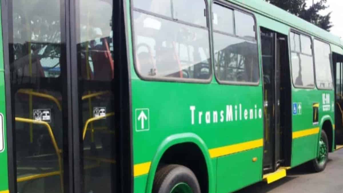 Vuelve y juega: Pillos en motociclistas asaltaron bus alimentador de TransMilenio 1 Vuelve y juega: Pillos en motociclistas asaltaron bus alimentador de TransMilenio La inseguridad en Bogotá continúa y los ciudadanos ya están cansados. Esta vez unos los criminales interceptaron en motos a un bus alimentador de TransMilenio que cubría la ruta entre el Verbenal y el Portal del Norte.