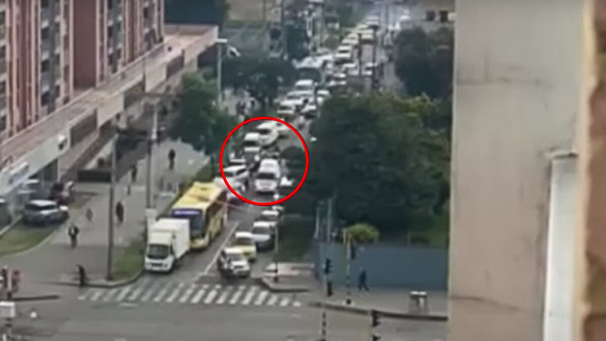 Indignante: ambulancia prendió la sirena para escapar del trancón en Bogotá 4 Indignante: ambulancia prendió la sirena para escapar del trancón en Bogotá Los trancones en la capital son el pan de cada día y nadie puede escaparse, o bueno, eso se creía hasta que una ambulancia logró su cometido y evadió el pésimo tráfico que se estaba registrando sobre la Avenida 68, a la altura del centro comercial Cafam Floresta.