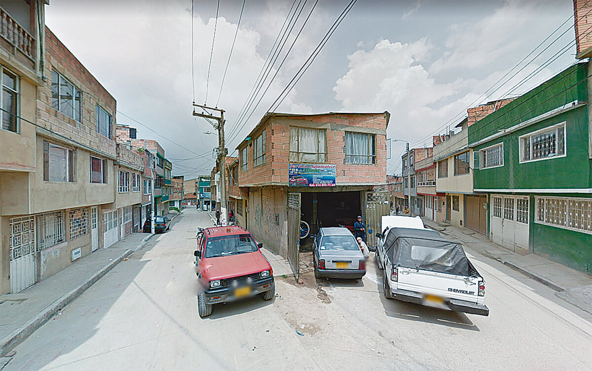 Por hurtarlo le dieron 2 puñaladas a joven en Soacha 1 Por hurtarlo le dieron 2 puñaladas a joven en Soacha Las noches en Soacha se han tornado tenebrosas con el paso de los días. Este miércoles un muchacho de 28 años fue víctima de la delincuencia. Aunque se desconocen las circunstancias del robo, los pillos le pegaron dos puñaladas, que hoy lo tienen moribundo en un hospital del vecino municipio.