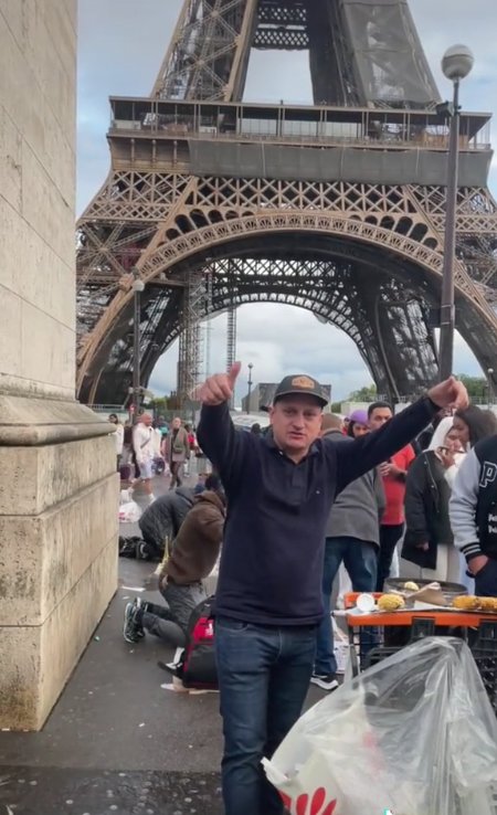 Así llegó a vender mazorcas en la torta Eiffel Colombiano que se respete se sabe ganar sus pesos donde sea y de forma honrada; así le toque montar un puesto ambulante en la calle, lo hace. Para no sonar exagerados le contamos la historia de Deivinson Campo, un caucano de 37 años que se volvió viral esta semana en TikTok por vender mazorcas frente a la emblemática Torre Eiffel.