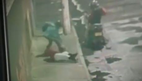 Por no dejarse robar enfermera terminó golpeada en Antonio Nariño 1 Por no dejarse robar enfermera terminó golpeada en Antonio Nariño La inseguridad se ha convertido en un tormento para los ciudadanos, y ya no saben qué hacer con tanto pillo por las calles haciendo de las suyas. En esta oportunidad la víctima de atraco fue una joven enfermera que por defenderse de los criminales terminó golpeada.