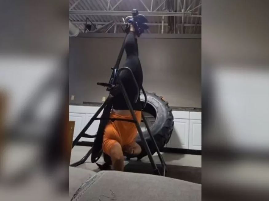 Mujer quedó atrapada en una máquina del gimnasio y llamó a la policía para que la rescatara 1 Mujer quedó atrapada en una máquina del gimnasio y llamó a la policía para que la rescatara La experiencia de hacer ejercicio no resultó nada satisfactoria para una mujer en Ohio en Estados Unidos, pues se quedó atrapada en una maquina del gimnasio, con los pies arriba y la cabeza en el suelo.