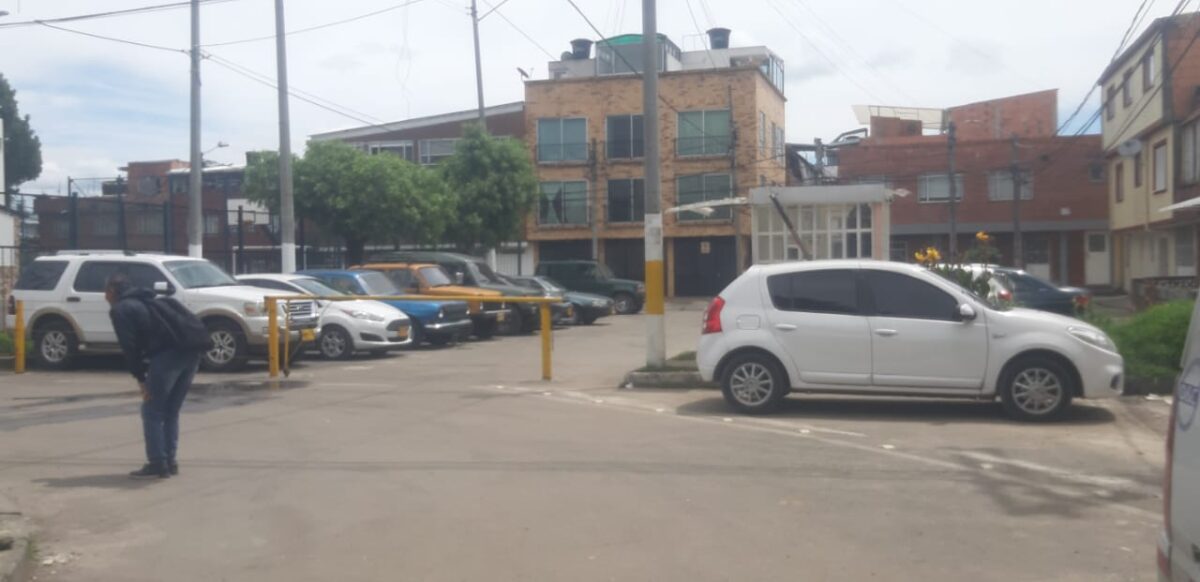 Mujer fue baleada en la cara por resistirse a un robo 1 Mujer fue baleada en la cara por resistirse a un robo Las autoridades informaron que el valor del robo supera los 18 millones de pesos y que se encuentran revisando material fílmico de las cámaras de seguridad de la zona y esperan establecer la manera en que los atracadores se enteraron con exactitud de los movimientos bancarios de la pareja.