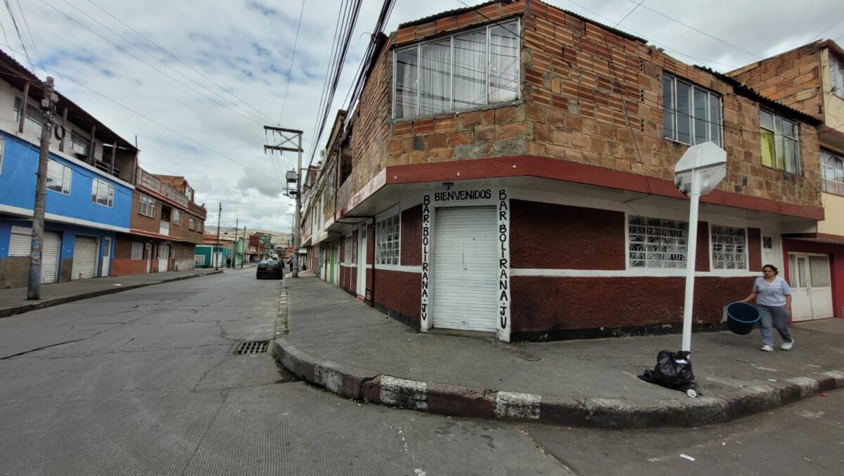 Balean a mujer en Bolirana de Tunjuelito Hay varias versiones detrás de este inaudito crimen ocurrido en pleno día de celebraciones de Amor y Amistad. Lo que se sabe es que en un momento confuso, un sujeto le descargó varios tiros a una muchacha identificada como Yesica Lorena Ortíz Garzón. Las autoridades ayer seguían tratando de entender lo ocurrido dentro de una bolirana esquinera, ubicada sobre la Diagonal 51B Sur con Carrera 31.
