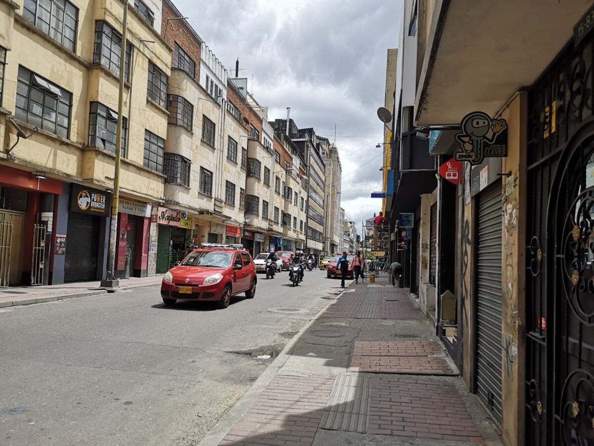 Asesinan a vendedor ambulante en Santa Fe En la noche de ayer un infame episodio se registró en plena vía pública del barrio Veracruz de la localidad de Santa Fe, cuando en medio de una aparente discusión, un hombre resultó gravemente lesionado y fue trasladado a un centro de salud donde falleció.