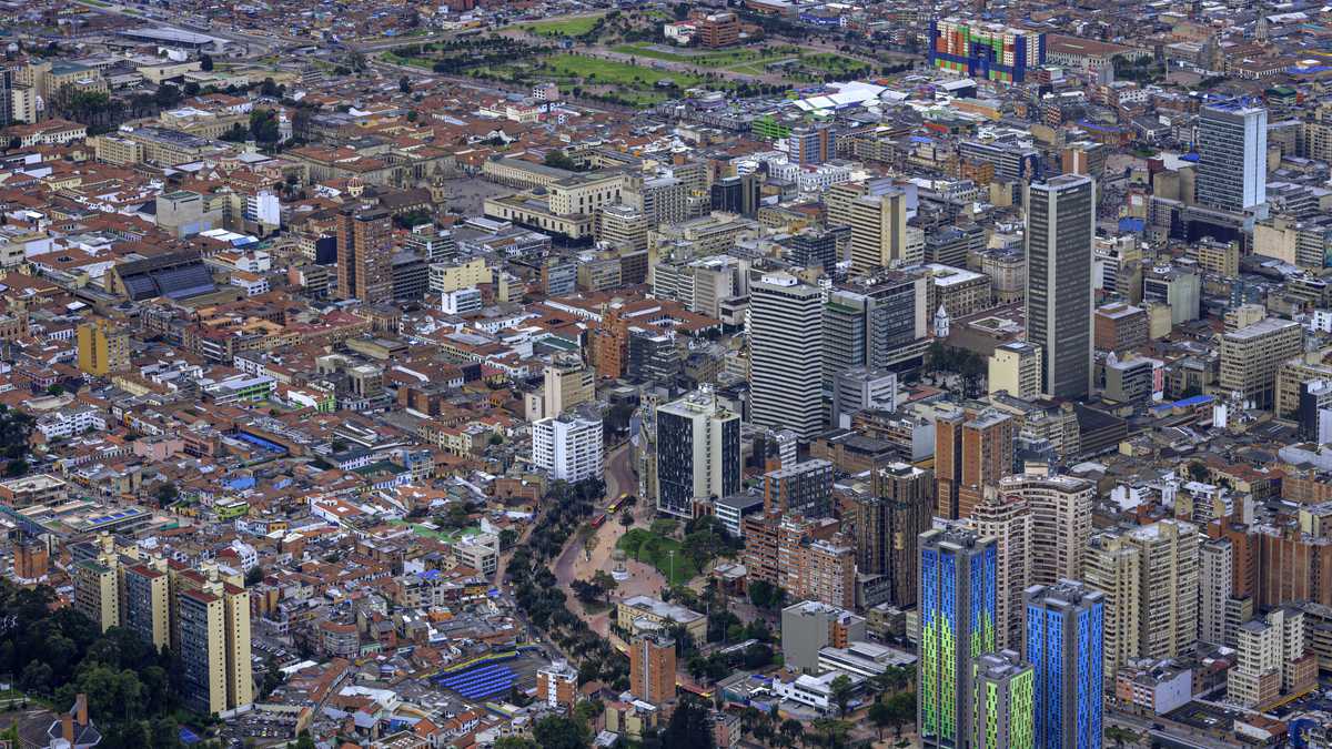 Pille cuando será el simulacro de evacuación en Bogotá La secretaria de Ambiente, Carolina Urrutia, y el director general del IDIGER, Guillermo Escobar Castro, dieron a conocer que se realizará el 4 de octubre un simulacro de evacuación&nbsp;en la ciudad de Bogotá a partir de las 10:30 de la mañana.