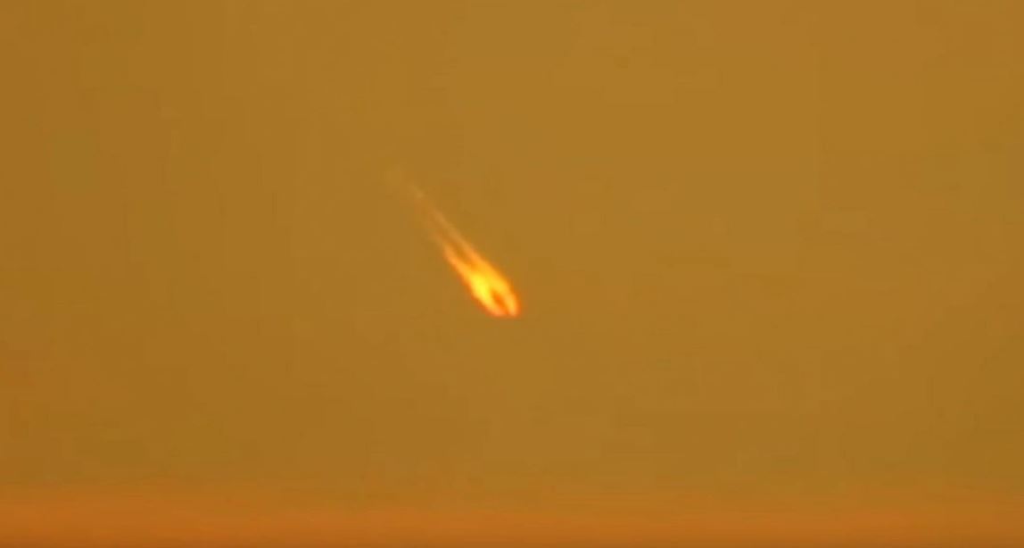 ¿El fin del mundo? Bola de fuego en el cielo causa pánico 6 ¿El fin del mundo? Bola de fuego en el cielo causa pánico Una brillante y gigante bola de fuego iluminó los cielos de Escocia e Irlanda del Norte, quienes grabaron las impresionantes imágenes quedaron asombrados por lo que alcanzaron a ver y causó hasta pánico.