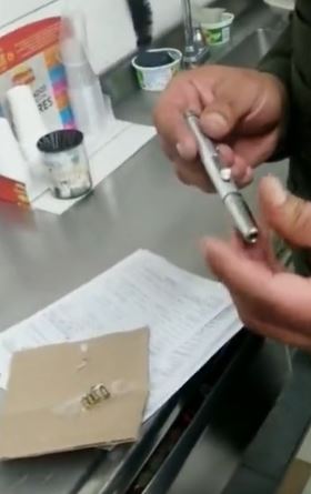 Autoridades pillaron a bandidos usando un bolígrafo modificado como arma de fuego 1 Autoridades pillaron a bandidos usando un bolígrafo modificado como arma de fuego La policía se llevó tremenda sorpresa en la noche de este jueves al capturar a unos sujetos que usaban un bolígrafo como un arma de fuego para atracar en la ciudad de Bogotá.