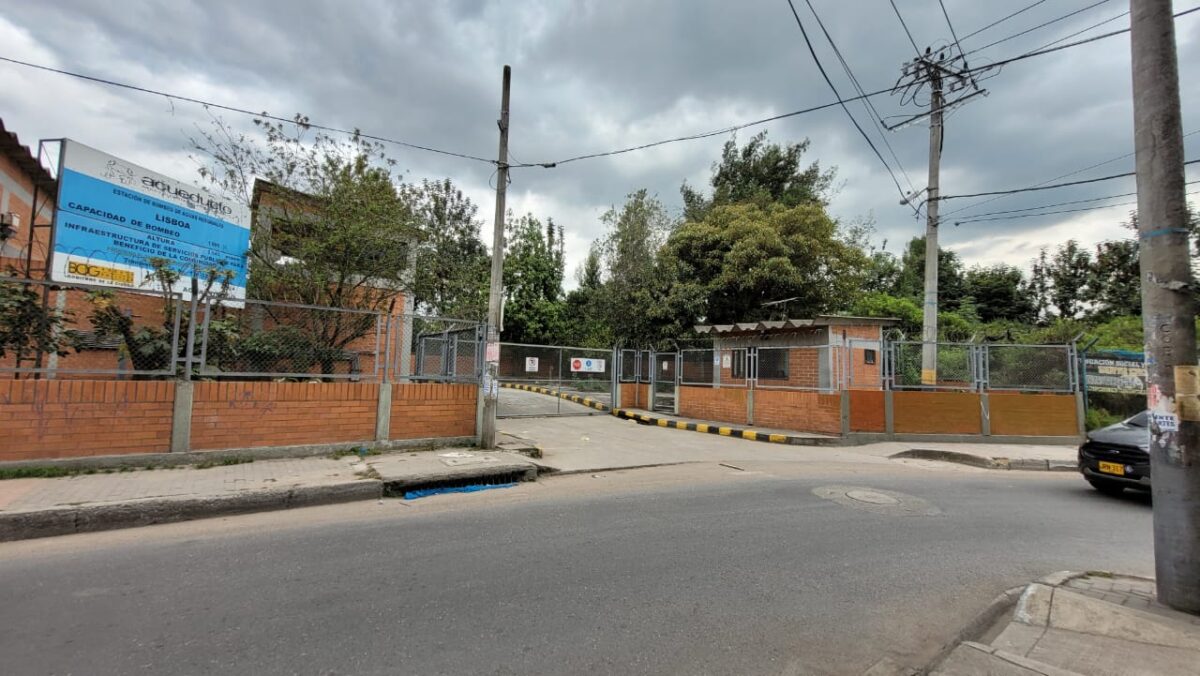Joven apareció brutalmente apuñalado en la orilla del río Arzobispo en Suba 2 Joven apareció brutalmente apuñalado en la orilla del río Arzobispo en Suba Un muchacho andaba por la orilla del río Arzobispo en el barrio Lisboa (Suba) ayer en la mañana. Avanzando sus pasos se toparon con los pies de un pelado que estaba una posición difícil de ver. Boca arriba sus manos se abrían como un Cristo y estaba a medio vestir.