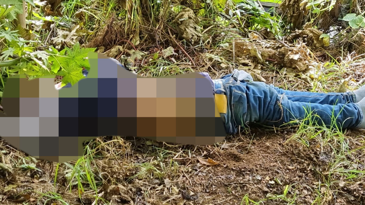 Joven apareció brutalmente apuñalado en la orilla del río Arzobispo en Suba 1 Joven apareció brutalmente apuñalado en la orilla del río Arzobispo en Suba Un muchacho andaba por la orilla del río Arzobispo en el barrio Lisboa (Suba) ayer en la mañana. Avanzando sus pasos se toparon con los pies de un pelado que estaba una posición difícil de ver. Boca arriba sus manos se abrían como un Cristo y estaba a medio vestir.