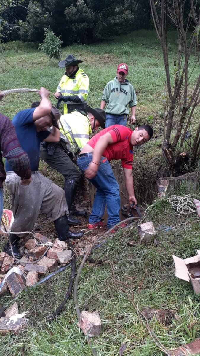 Rescatan a caballo que cayó dentro de una alcantarilla en Monserrate 3 Rescatan a caballo que cayó dentro de una alcantarilla en Monserrate En la localidad de Santa Fe, sobre la Avenida Circunvalar sentido norte-sur, en la parte baja de Monserrate, la Policía de Carabineros fue abordada por un campesino que angustiado les indicó que su caballo había caído dentro de una alcantarilla y necesitaba ayuda para sacarlo.