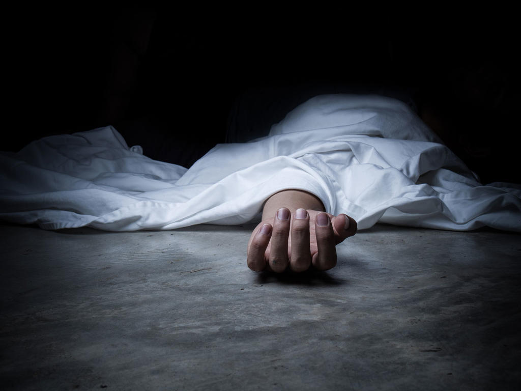 Aseadora murió y duró 4 días en el baño antes de ser encontrada 1 Aseadora murió y duró 4 días en el baño antes de ser encontrada Una mujer que trabajaba como aseadora en un almacén, desapareció sin dejar rastro y nadie se percató de su ausencia hasta que pasaron 4 días. Lamentablemente, la mujer cuando fue encontrada estaba sin vida en un baño.