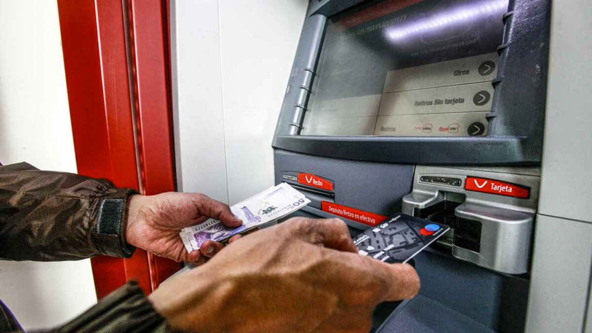 Cajero automático entregó por error 9 millones a joven y este los devolvió 9 Cajero automático entregó por error 9 millones a joven y este los devolvió Ronald Vásquez nunca pensó que hacer lo correcto iba a tener tanta trascendencia local y nacional. Su gesto de devolver una gran suma de dinero que le entregó un cajero automático de una entidad bancaria en Barranquilla le ha valido para que algunos lo elogien y también para ser víctima de bromas y mamadera de gallo de otros.
