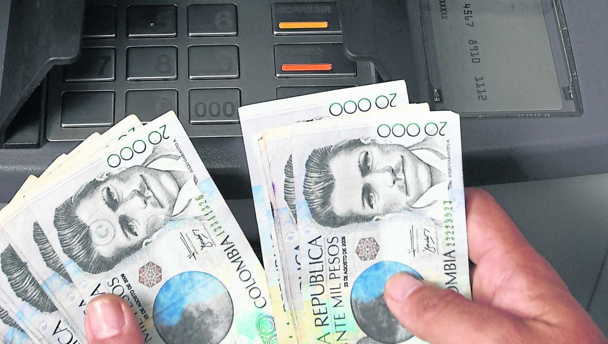 Cajero automático entregó por error 9 millones a joven y este los devolvió 1 Cajero automático entregó por error 9 millones a joven y este los devolvió Ronald Vásquez nunca pensó que hacer lo correcto iba a tener tanta trascendencia local y nacional. Su gesto de devolver una gran suma de dinero que le entregó un cajero automático de una entidad bancaria en Barranquilla le ha valido para que algunos lo elogien y también para ser víctima de bromas y mamadera de gallo de otros.