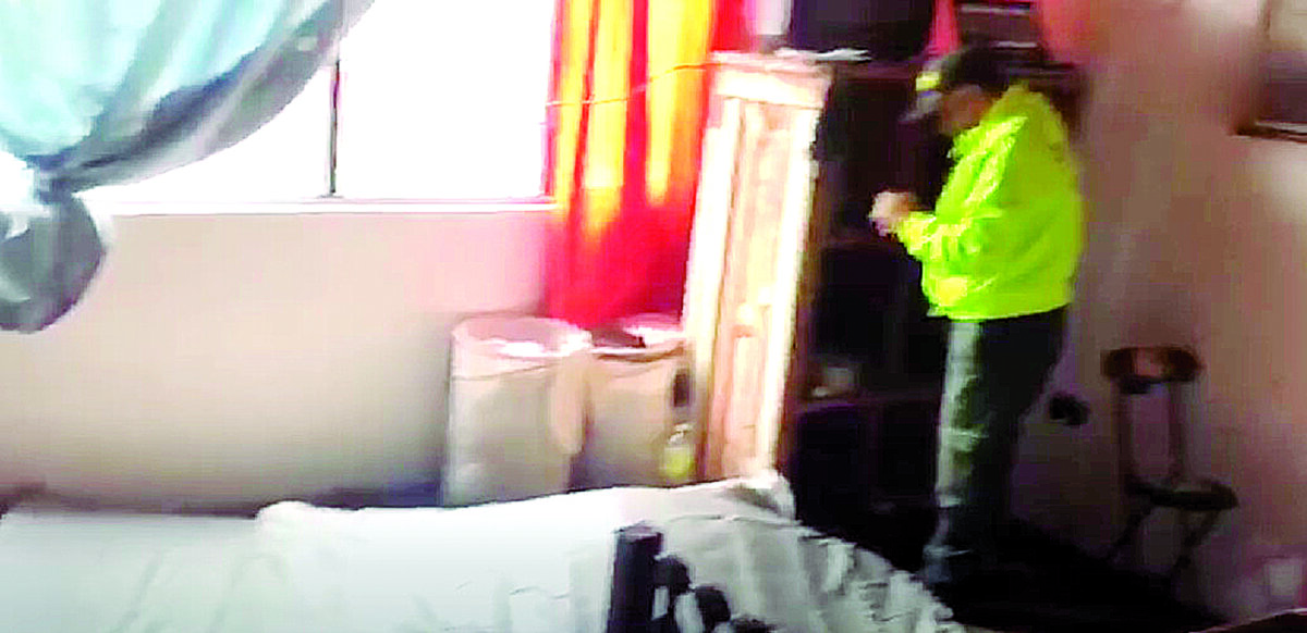 A la ‘cana’ por narcomenudeo en Bogotá La Fiscalía General de la Nación informó que fueron enviados a prisión dos hombres y una mujer, señalados como presuntos integrantes de la organización ilegal Herodes, dedicados presuntamente a la venta, en modalidad de narcomenudeo, de estupefacientes en las vías públicas de los barrios 7 de Agosto Alcázares, de la localidad de Barrios Unidos.