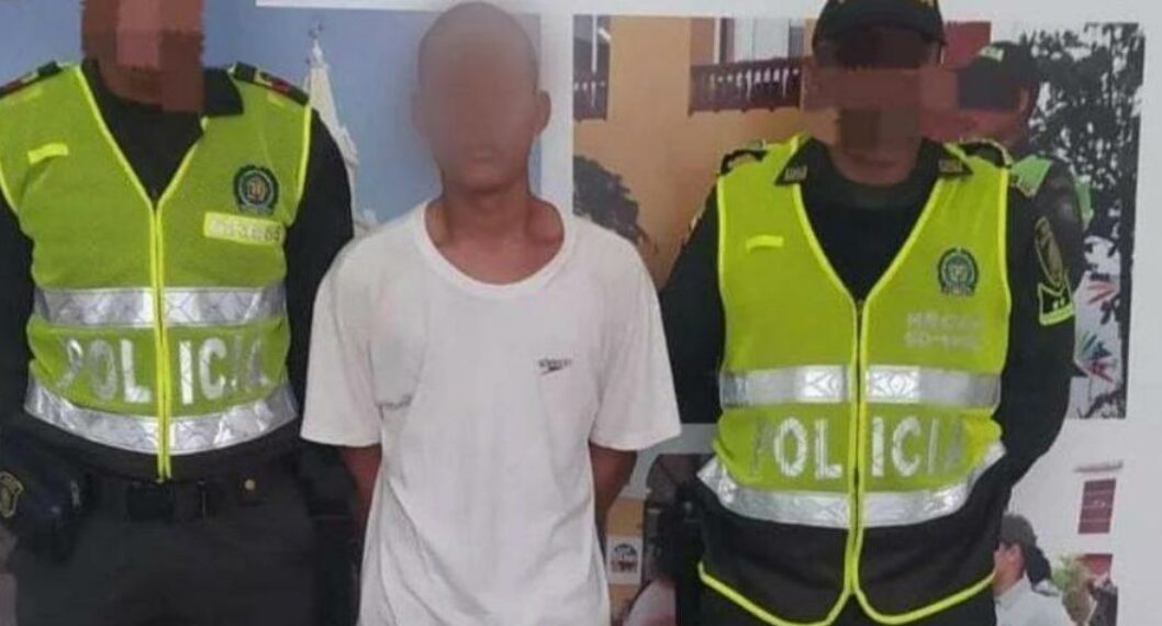 ¡Muy ingenioso! Ladrón se comió lo que hurtó para evitar ser capturado 1 ¡Muy ingenioso! Ladrón se comió lo que hurtó para evitar ser capturado Asimismo, informó que el ladrón fue llevado a un centro médico en el que los doctores le realizaran un procedimiento y que así el criminal expulsara del cuerpo la valiosa joyería.