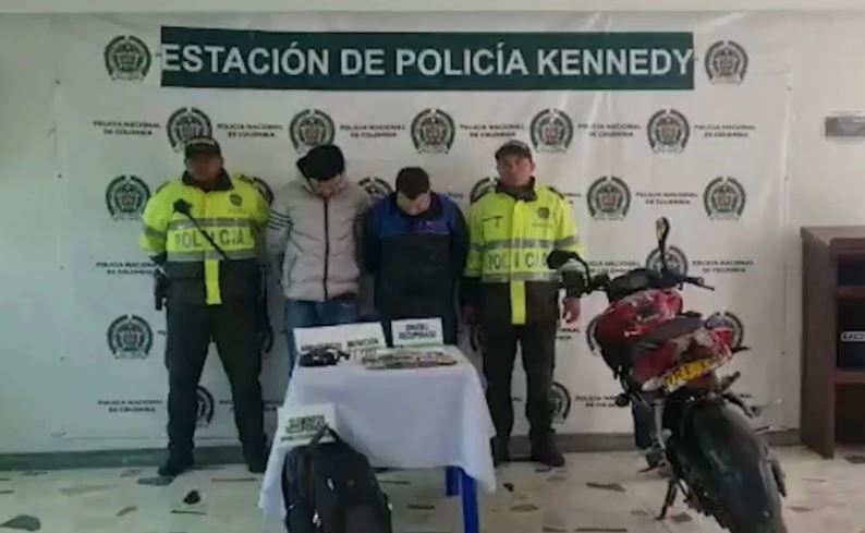 Capturan a dos pillos que trataron de robarle $50 millones a una mujer en Kennedy La inseguridad en la ciudad de Bogotá continúa y los pillos siguen haciendo de las suyas. Esta vez, la víctima fue una mujer que acababa de salir de una entidad bancaria.