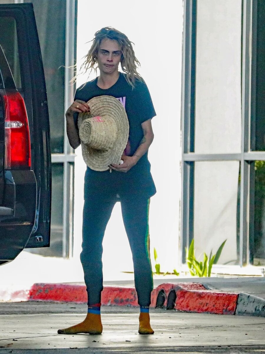 Cara Delevingne y su impresionante cambio por los excesos La supermodelo británica Cara Delevingne, de 30 años, dejó preocupados a sus seguidores, luego que fuera vista en el aeropuerto de Van Nuys en los Ángeles, con una apariencia demacrada y una actitud extraña.
