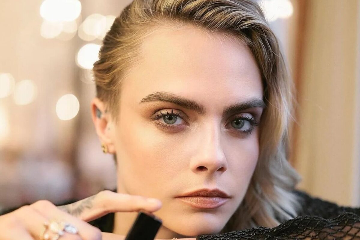 Cara Delevingne y su impresionante cambio por los excesos La supermodelo británica Cara Delevingne, de 30 años, dejó preocupados a sus seguidores, luego que fuera vista en el aeropuerto de Van Nuys en los Ángeles, con una apariencia demacrada y una actitud extraña.