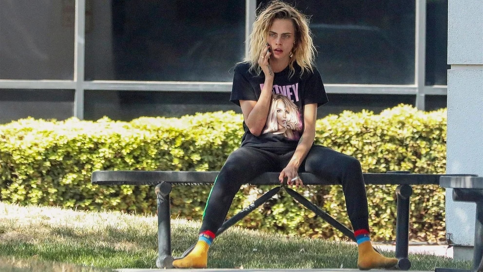 Cara Delevingne y su impresionante cambio por los excesos La supermodelo británica Cara Delevingne, de 30 años, dejó preocupados a sus seguidores, luego que fuera vista en el aeropuerto de Van Nuys en los Ángeles, con una apariencia demacrada y una actitud extraña.