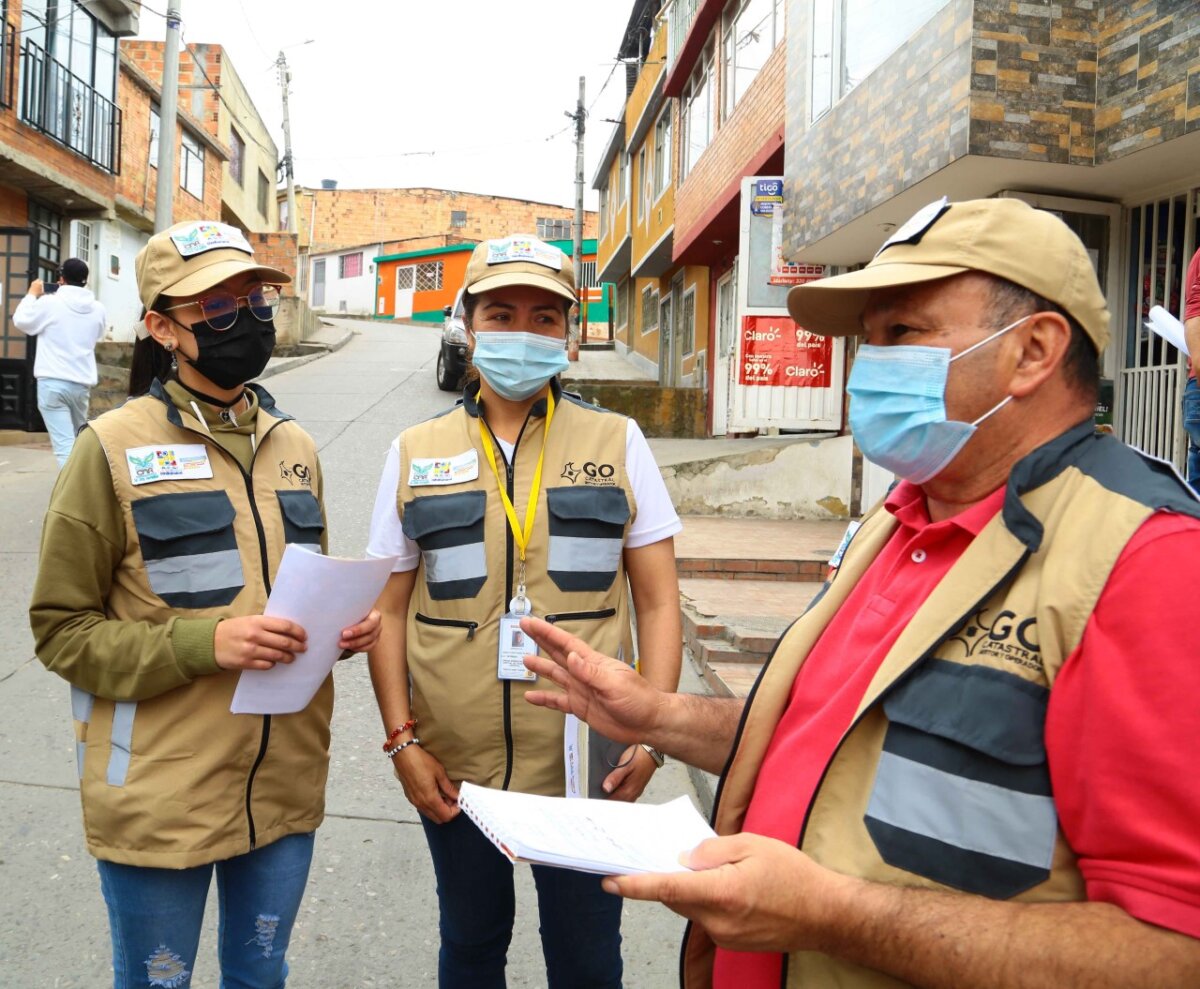 Continúa la actualización catastral en 11 municipios de Cundinamarca 10 Continúa la actualización catastral en 11 municipios de Cundinamarca La Agencia Catastral de Cundinamarca (ACC), a través de su operador GO Catastral, ha realizado un recorrido por 11 municipios de Cundinamarca que llevaban más de 10 años sin renovar la información de sus bienes inmuebles. A través de 250 actividades y socializaciones, más de 7.300 personas han sido informadas y atendidas hasta la fecha.