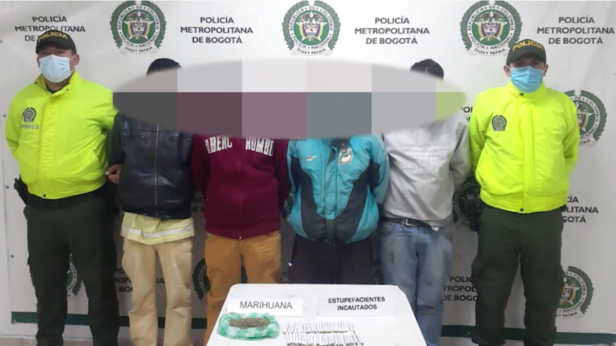 Cayó banda que vendía droga a la lata en San Cristóbal Estas personas, conocidas con los alias de 'Mono', 'Diablo', 'Jhon' y 'Popeye', son los responsables de comercializar estupefacientes de manera descarada en este sector del sur de la capital. Según dicen las autoridades, comercializaban la droga los fines de semana en parques y en otros lugares en los que los niños iban con sus familias a disfrutar de horas de esparcimiento.