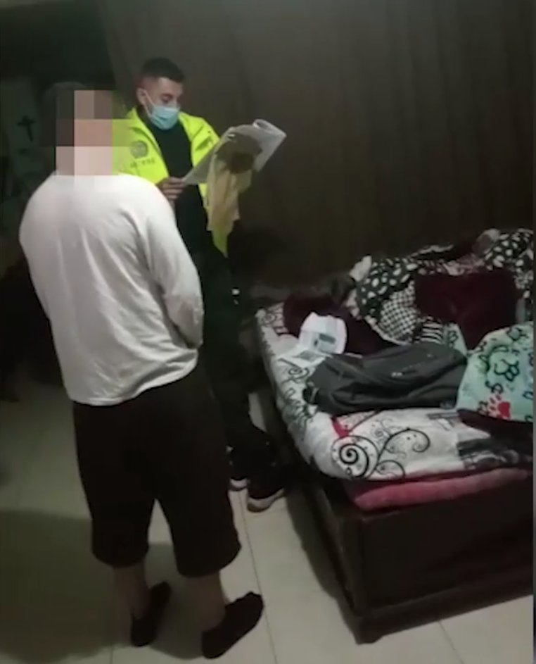 Cayó banda que vendía droga a la lata en San Cristóbal Estas personas, conocidas con los alias de 'Mono', 'Diablo', 'Jhon' y 'Popeye', son los responsables de comercializar estupefacientes de manera descarada en este sector del sur de la capital. Según dicen las autoridades, comercializaban la droga los fines de semana en parques y en otros lugares en los que los niños iban con sus familias a disfrutar de horas de esparcimiento.