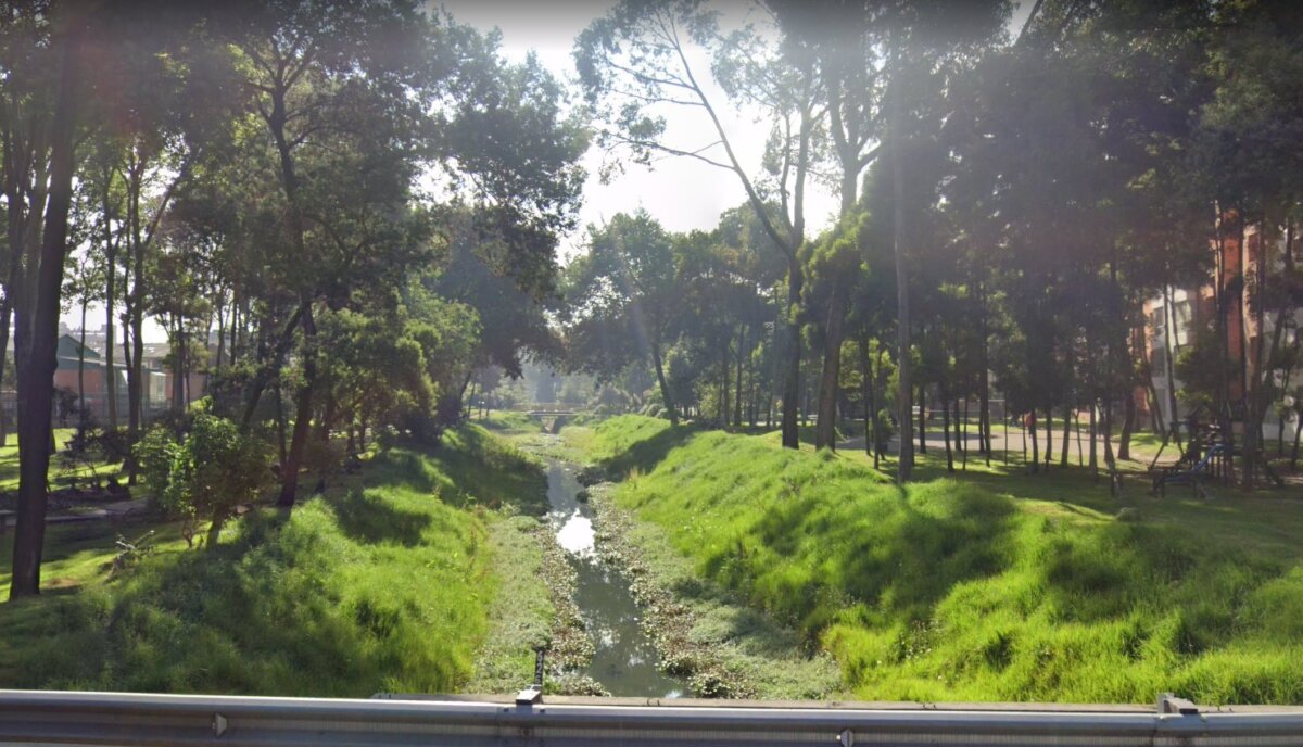 Encuentran a joven con un tiro en caño de Hayuelos El sol candente le iluminaba el rostro de frente, pero ni sus mejillas ni su piel lo sentían. La blancura de su rostro perturbaba a todo morador que se cruzaba por la calle, atravesada por el caño conocido como el río canal Hayuelos, en Fontibón. Un joven apareció allí ayer sobre la mañana.