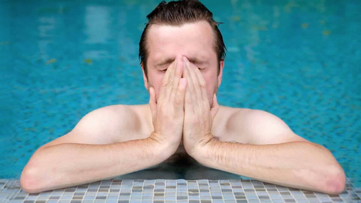Controle la irritación de sus ojos Sumergirnos en el agua y descubrir qué secretos se albergan en su interior es algo que provoca cierta fascinación. Por eso, muchas veces, especialmente siendo niños, es inevitable: abrimos los ojos para comprobar por nosotros mismos qué se esconde en ese medio acuoso, tan ajeno a lo que sucede afuera. Sin embargo, ese sencillo gesto puede resultar muy dañino para el órgano de la visión por diferentes razones, sobre todo si estamos en una piscina.